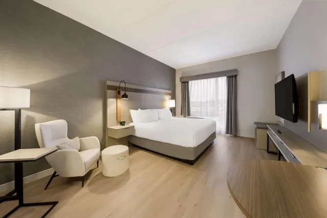 غرفة بسرير كينج لذوي الإعاقة، Best Western Plus Parry Sound 2/3