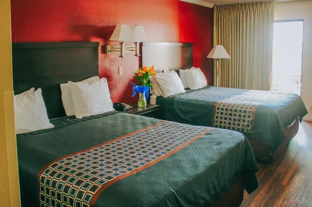 غرفة قياسية بسريرين كوين بإطلالة على المدينة، Rodeway Inn & Suites Lake Havasu City 1/2