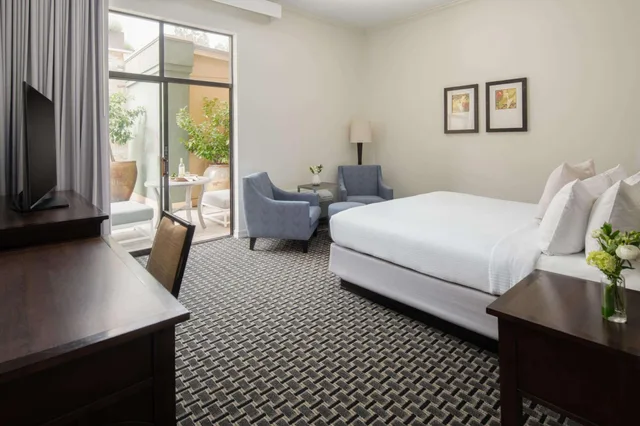غرفة بريميير بسرير كينج، Toll House Hotel Los Gatos, Tapestry Collection by Hilton 1/3