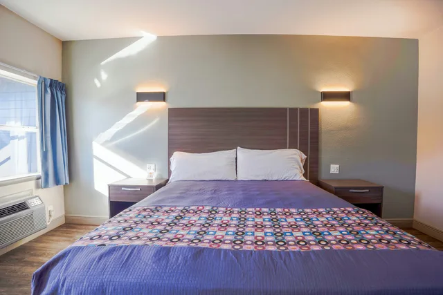 غرفة بسرير كينج لذوي الإعاقة لغير المدخنين، Sunrise Inn by OYO Titusville FL 4/10