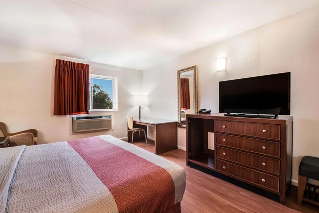 Room, King Bed, Accessible, Motel6 Tinton Falls, NJ - Neptune 5/10