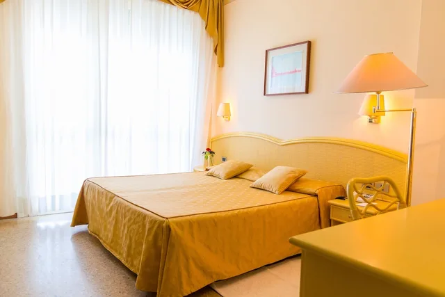 غرفة بسرير مزدوج بإطلالة جزئية على البحر، Hotel Principe 1/4