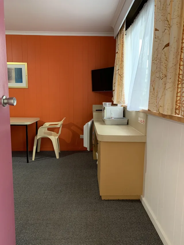 Studio, 1 Double and 1 Single Bed, Limestone Coast Tourist Park 4/6