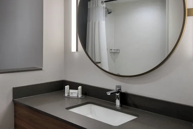 غرفة بسرير كينج بإطلالة على الفناء لذوي الإعاقة، Fairfield Inn & Suites By Marriott Williamstown 2/2