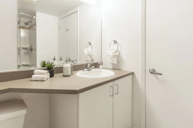 Suite, Queen Bed, Sofa, Kitchen, Hotel Saint Laurent Montreal 10/10