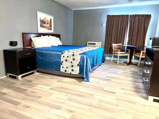 غرفة بسرير كينج للمدخنين، Highlander Inn Cleveland Beachwood Near I-480 2/4