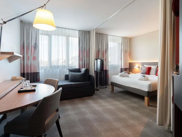 Executive, Suite, 1 Double and 1 Single Bed, Novotel Suites Geneve Aeroport 7/10