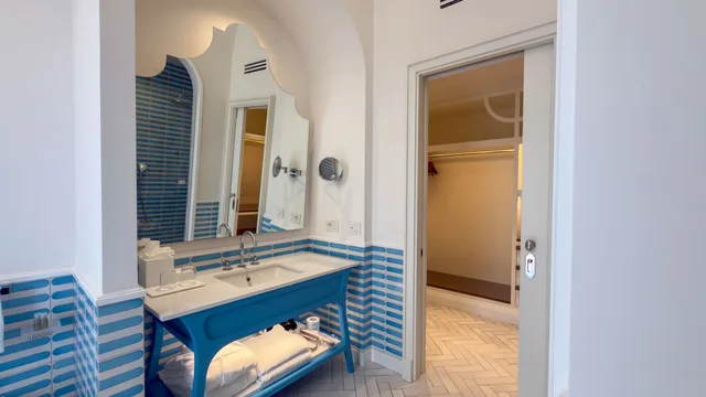 جناح بإطلالة على البحر بشرفة، Grand Hotel Europa Palace 7/7
