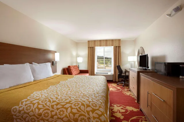 Studio, Suite, Queen Bed, Days Inn & Suites by Wyndham Caldwell 1/1