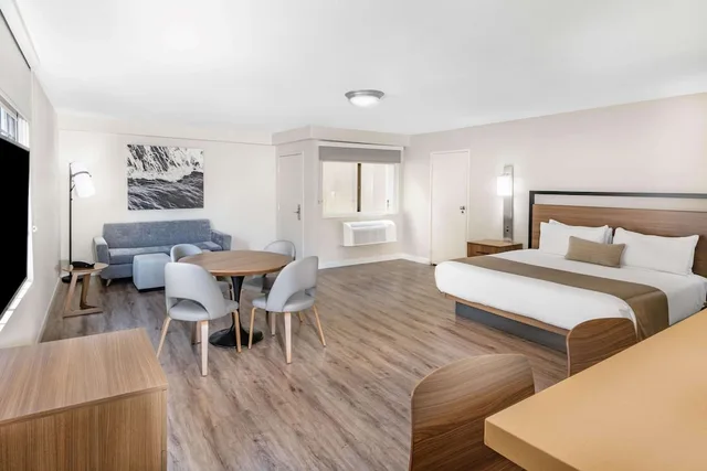 جناح تنفيذي بسرير كينج مع أريكة بمطبخ، Wyndham Garden San Diego near SeaWorld 2/6