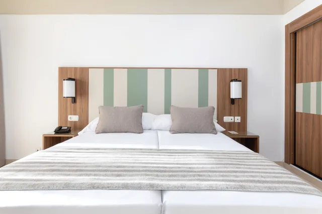 غرفة غراند بسرير مزدوج بشرفة، Riu Paraiso Lanzarote 2/3