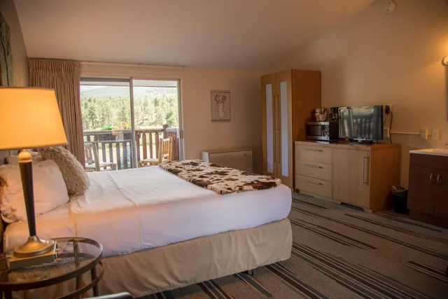 غرفة بسرير كينج بشرفة، Alpine Trail Ridge Inn 7/9