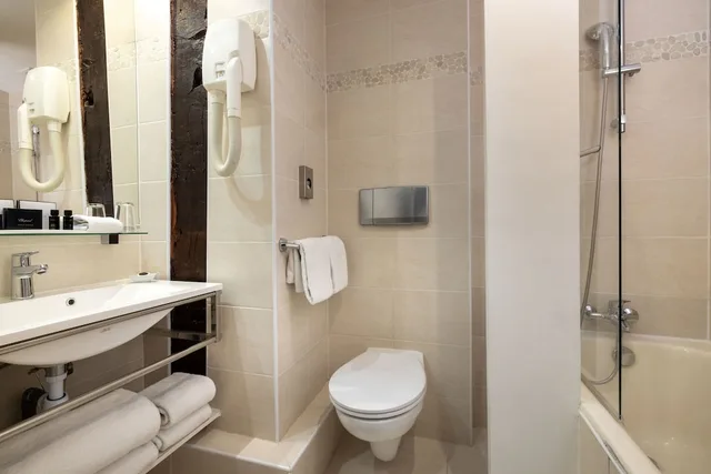غرفة ديلوكس بسرير كوين بحوض استحمام، RELAIS HOTEL DU VIEUX PARIS 2/6