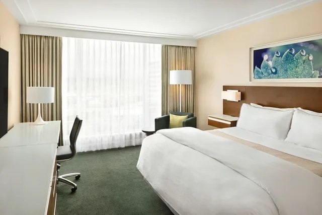 غرفة بسرير كينج في طابق منخفض، The Westin Wall Centre Vancouver Airport 2/7