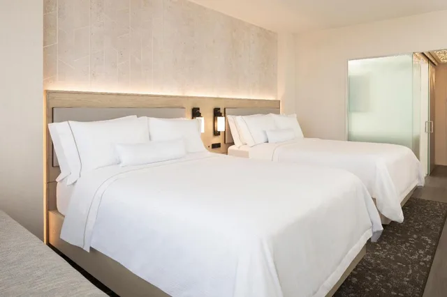 Guest Room, Traditional, Queen Bed, Large, Corner, The Westin Tempe 2/3