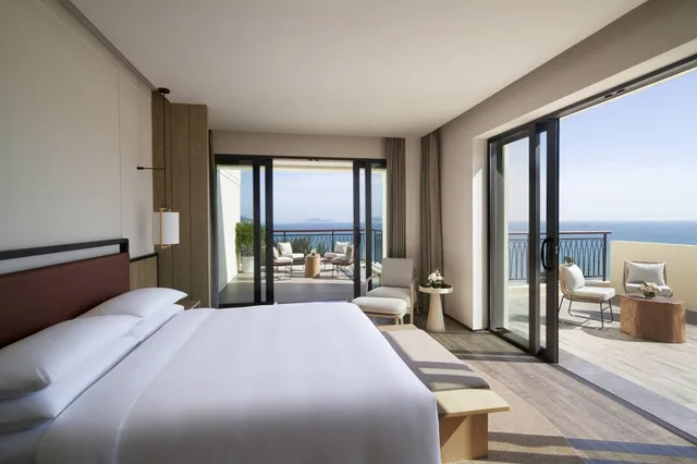 1 Bedroom, Panoramic, Suite, Ocean Front، Marriott Yalong Bay 1/2