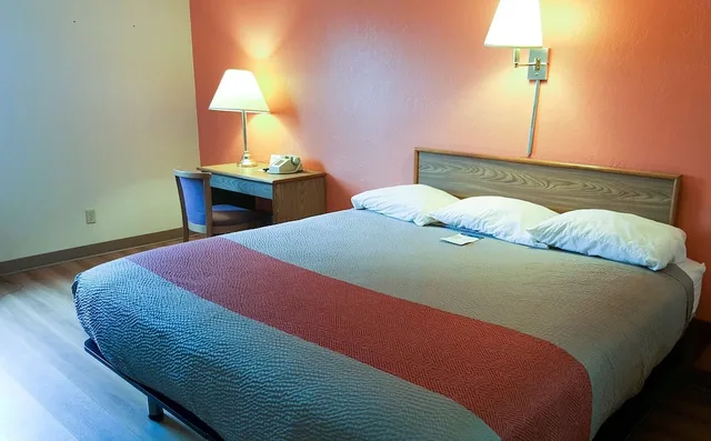 جناح بسرير كوين لغير المدخنين، Motel6 Saukville, WI 1/3