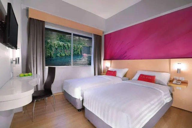 غرفة قياسية بسرير مزدوج وسريرين منفصلين بإطلالة على المسبح، favehotel Jababeka Cikarang 1/1