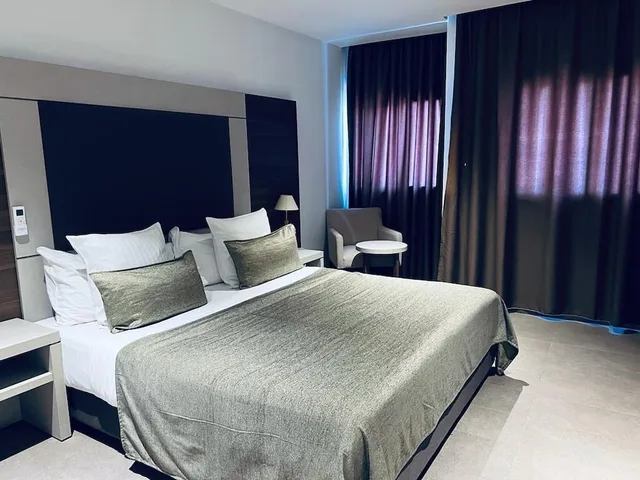 غرفة تنفيذية بسرير كينج بإطلالة على المدينة، Grand Hotel Central 1/2