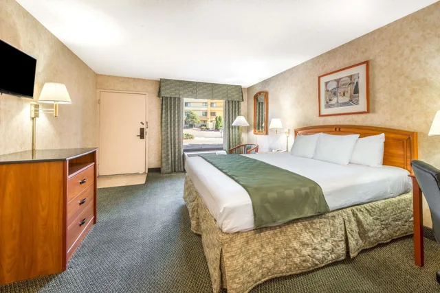 جناح بسرير كينج بغرفة نوم واحدة، Days Inn & Suites By Wyndham Albuquerque North 1/7
