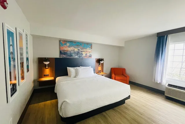 Room, King Bed, Accessible, La Quinta Inn & Suites by Wyndham Birmingham Homewood 1/10