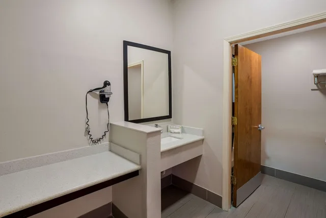جناح بسرير كينج مع أريكة، Rodeway Inn Brandon - Jackson East 2/2