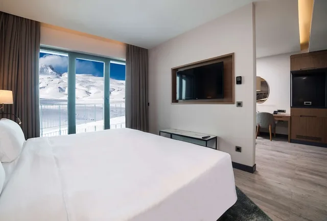 جناح بسرير كينج بإطلالة على الجبل بشرفة، Radisson Blu Hotel Mount Erciyes 4/10