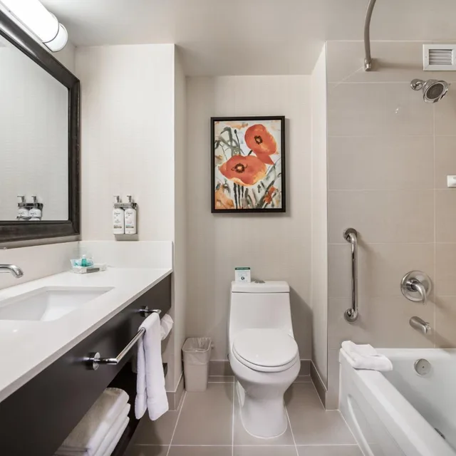 غرفة قياسية بسرير كينج وسرير كوين في طابق مرتفع، Holiday Inn Vancouver Centre 7/8