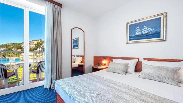 غرفة بسرير مزدوج أو سريرين منفصلين بإطلالة على البحر بشرفة، Hotel Komodor 1/10