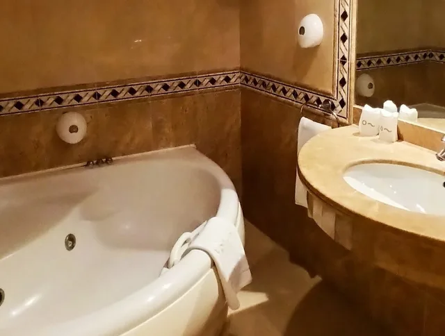 غرفة كلاسيكية عائلية بسرير كوين بإطلالة على البحر بشرفة، Hotel Aromar 4/4
