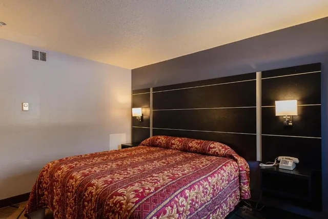 غرفة قياسية بسرير كينج، Coratel Inn & Suites by Jasper Hastings 5/10
