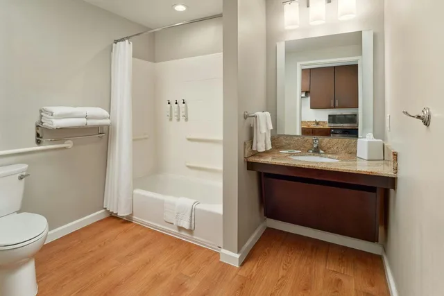 جناح بسريرين كوين بغرفتي نوم مع أريكة، TownePlace Suites Orlando at Flamingo Crossings Town Center/Western Entrance 4/4