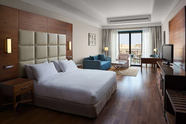 جناح تنفيذي بسرير كينج، Hilton Pyramids Golf Resort 2/6