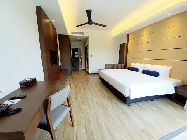 غرفة ديلوكس بسرير كينج بإطلالة على المدينة، Pacific Regency Beach Resort Port Dickson 1/6