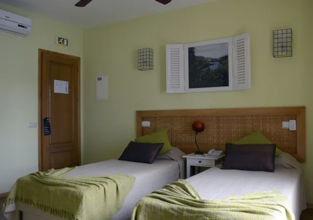 غرفة بسرير مزدوج وسريرين منفصلين بشرفة، Kiras Boutique Hotel 1/3