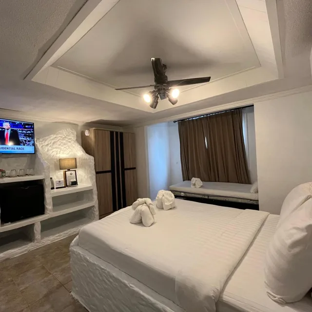 غرفة بسرير مزدوج مع سرير إضافي، Harrys Steakhouse & Beach Hotel 2/7
