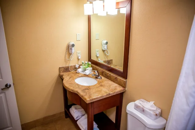 جناح بسرير كينج بغرفة نوم واحدة مع أريكة، Holiday Inn Express Hotels Suites Cocoa Beach 7/7