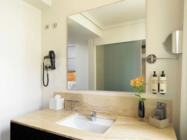 غرفة كلاسيكية بسريرين منفصلين بشرفة، H10 Universitat Hotel 4/6