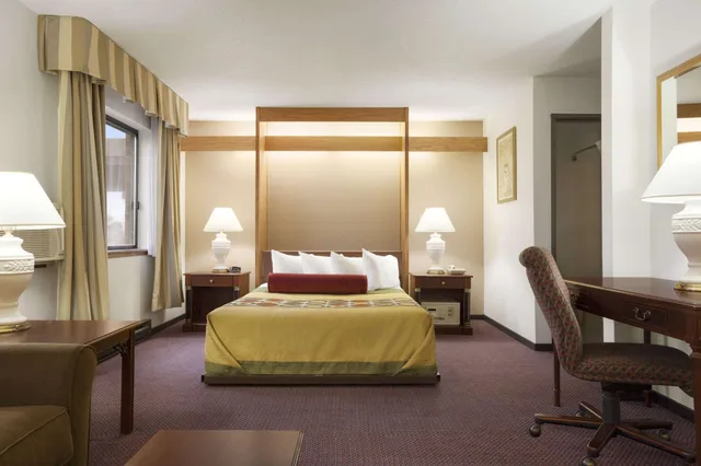 جناح استوديو بسرير كوين، Super 8 By Wyndham Milwaukee Airport 3/10