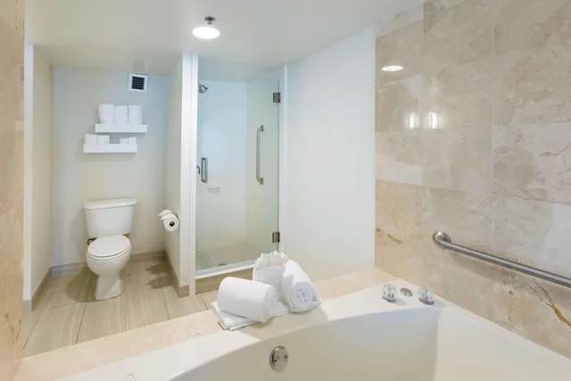 جناح ديلوكس بسرير كينج بغرفة نوم واحدة مع أريكة بحوض جاكوزي، Hilton Garden Inn Daytona Beach Airport 4/5