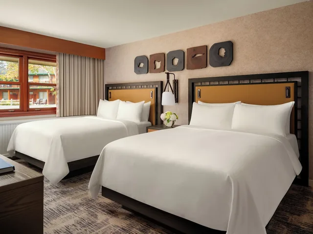غرفة بريميير ديلوكس بسريرين كوين، Fairmont Jasper Park Lodge 1/1