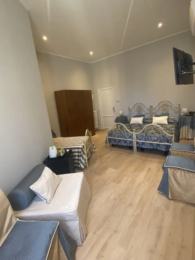 غرفة كومفورت ثلاثية بسرير كوين وسرير فردي بإطلالة على المدينة، Hotel Giappone 2/8