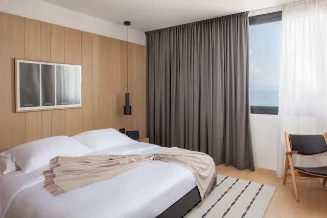 غرفة سوبيريور بسرير كينج بإطلالة على البحر، Briig Boutique Hotel 1/4