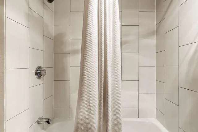 غرفة بسرير كوين بحوض استحمام لذوي الإعاقة، AmericInn by Wyndham Grand Rapids Airport North 4/4