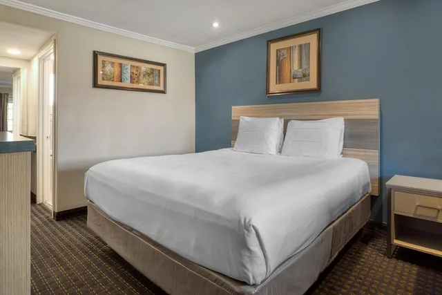 Suite, 2 Queen Beds, SureStay Hotel by Best Western San Rafael 2/10