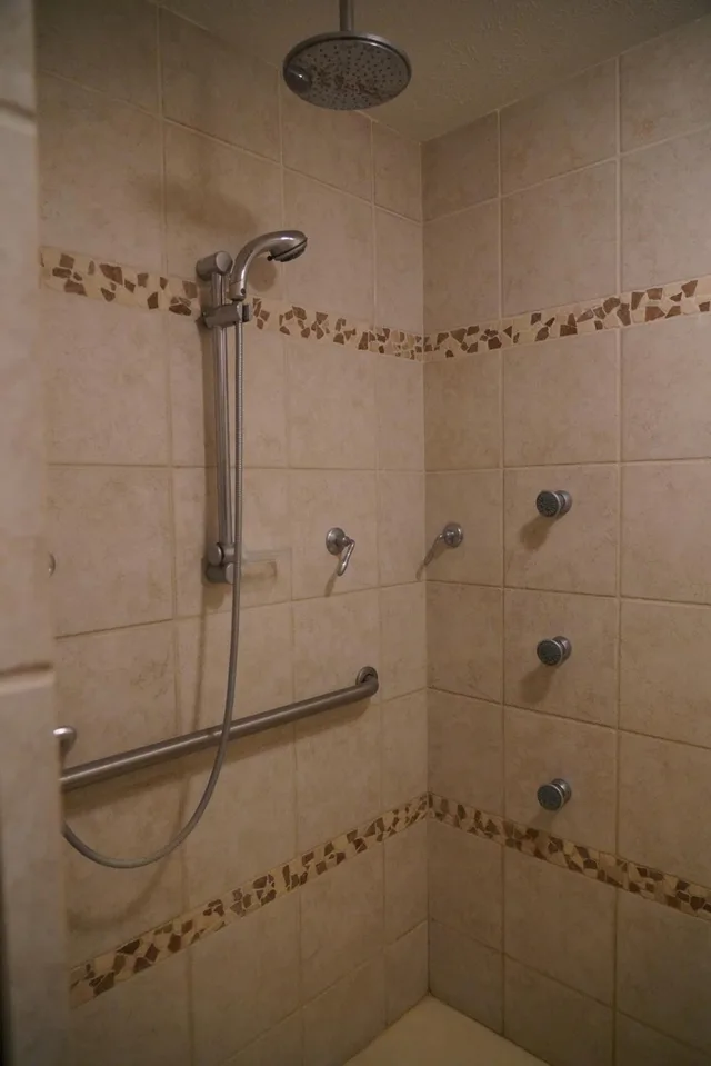 جناح ديلوكس بسرير كينج، RiverBank Lodge 1/2