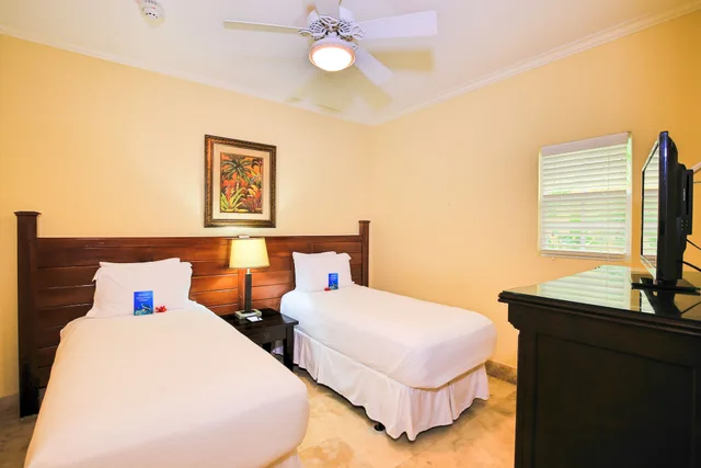 2 Bedrooms, Suite, King and Twin Beds, Ocean Front, Windsong On The Reef 3/4