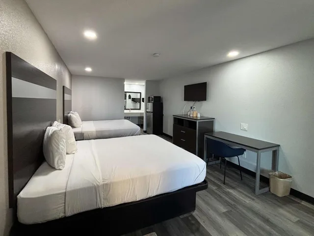 2 Queen Beds - Non-Smoking, Micfridge, Motel6 La Porte, TX 5/10