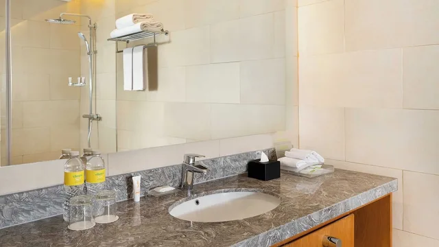 جناح بسرير مزدوج بإطلالة على المدينة بغرفة نوم واحدة، Holiday Inn Hotel Suites Jakarta Gajah Mada 4/7