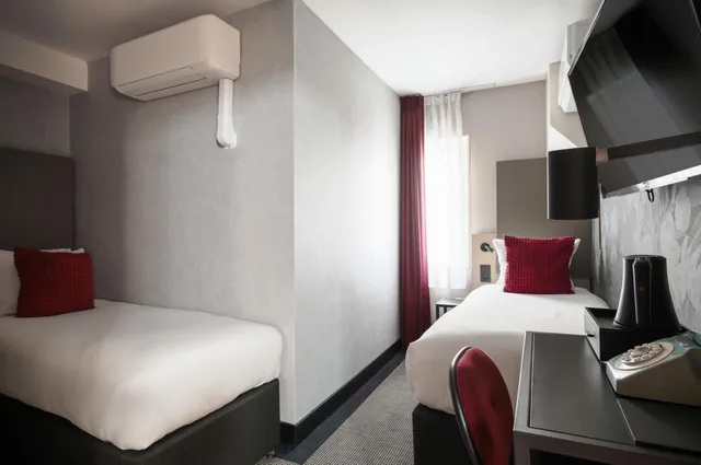 Semi Basement, Twin Beds, Partial View, No Elevator، Krisotel Amsterdam 2/3